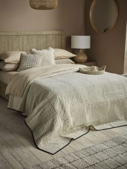 Yvoire Throw